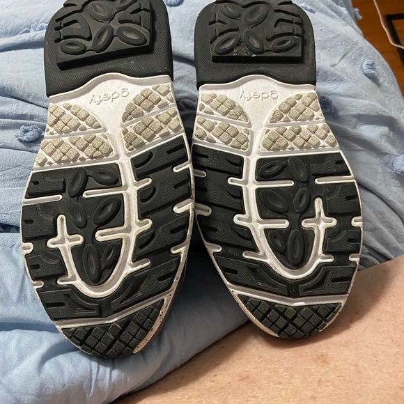 GDEFY SHOES. LIKE NEW - Picture 3 of 5
